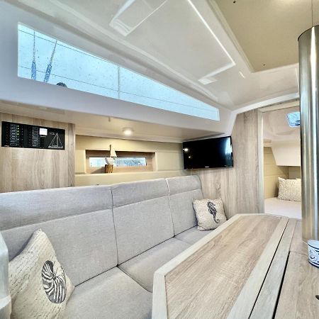 Burgtiefe auf Fehmarn Hausboot Segelyacht Nui酒店 外观 照片